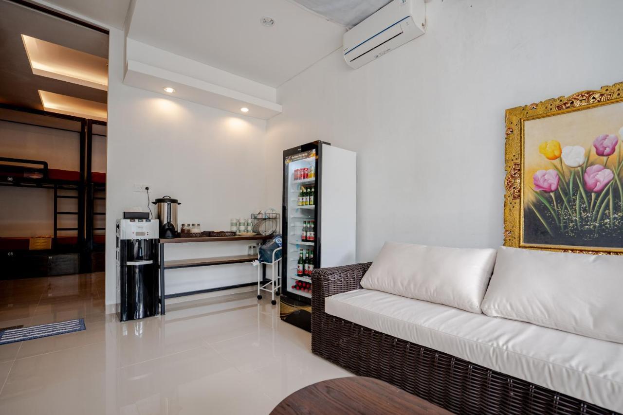 The Moon Hostel Batununggul Ngoại thất bức ảnh
